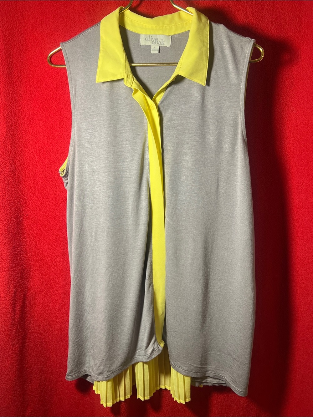 Olive & Oak Gray Sleeveless Tunic with Yellow Collar and Pleated Hem